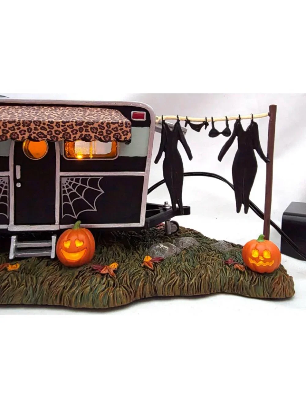 Dept 56 ELVIRAs CELEBRITY TRAILER Fall Halloween Village building house 6009786